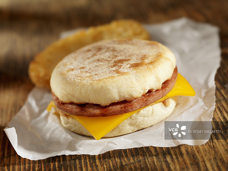 香肠和奶酪早餐三明治图片素材