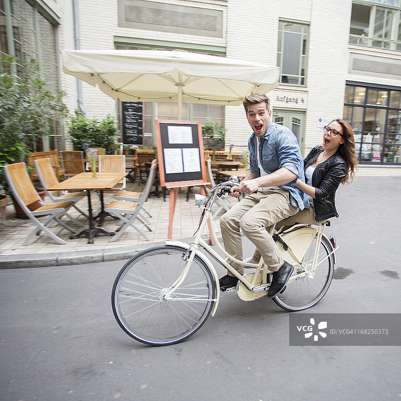 骑自行车的浪漫情侣图片素材