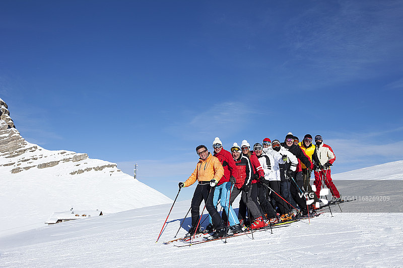 快乐的滑雪集团图片素材