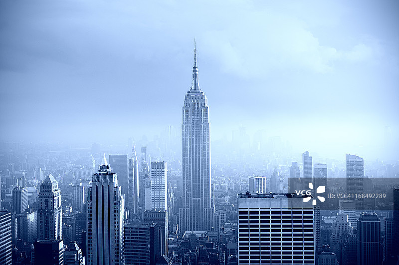 雾中的曼哈顿天际线。蓝色调。图片素材