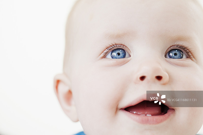 近距离的微笑婴儿肖像图片素材