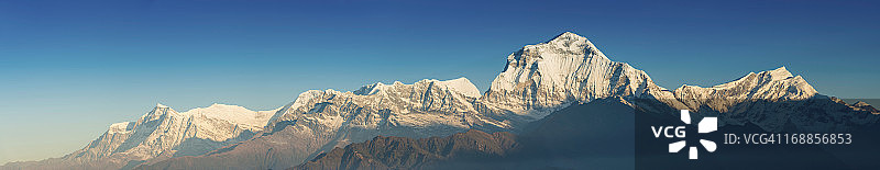 尼泊尔大拉吉里8167米的喜马拉雅山全景图片素材