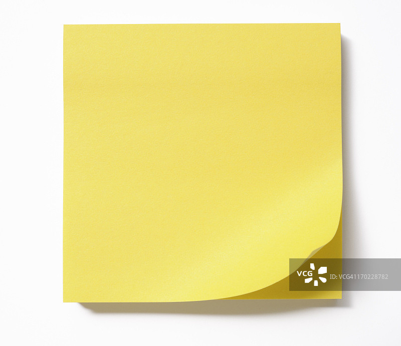 堆放在白色背景上的空白黄色便利贴图片素材