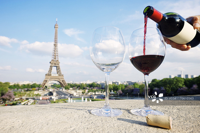 埃菲尔铁塔上的两杯和一瓶红酒图片素材