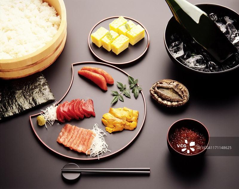 黑色餐桌上的手工卷寿司图片素材
