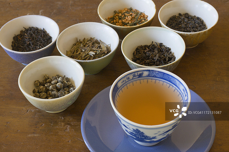 茶叶品尝品种与倒杯热饮图片素材