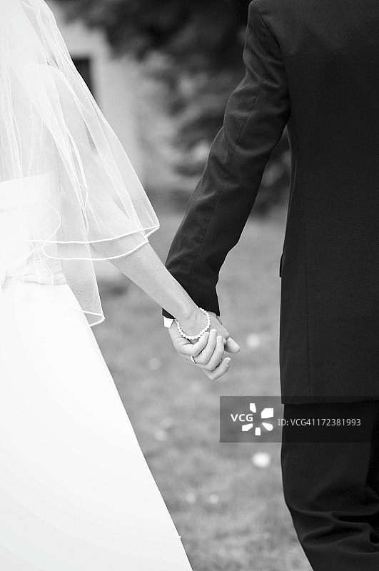 婚礼上新娘和新郎手牵着手走图片素材
