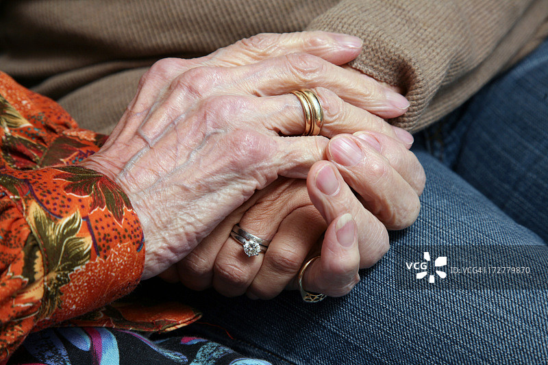 两代人拥抱和牵手-外祖母的女儿图片素材