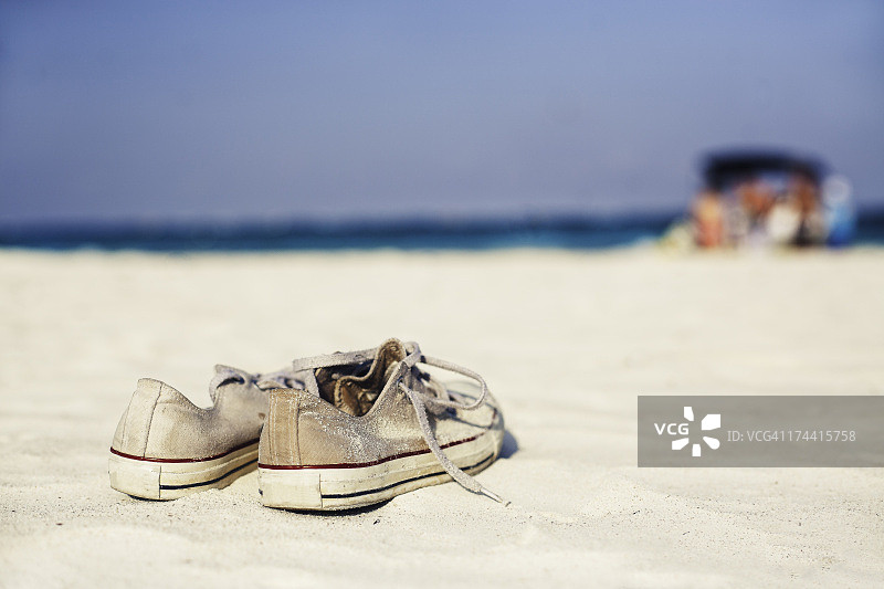 Tulum MX美丽宁静的海滩上的帆布鞋图片素材