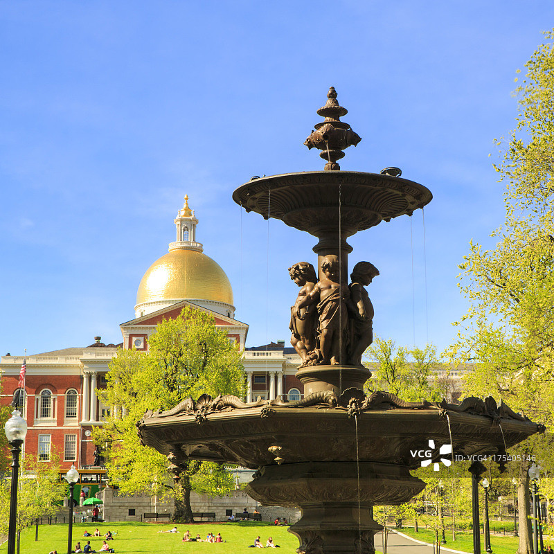 波士顿公共大楼和州议会大厦的布鲁尔喷泉图片素材