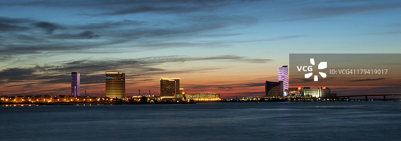 黄昏时分的大西洋城码头区。图片素材