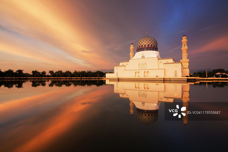 马来西亚婆罗洲沙巴州，日落时漂浮的清真寺图片素材