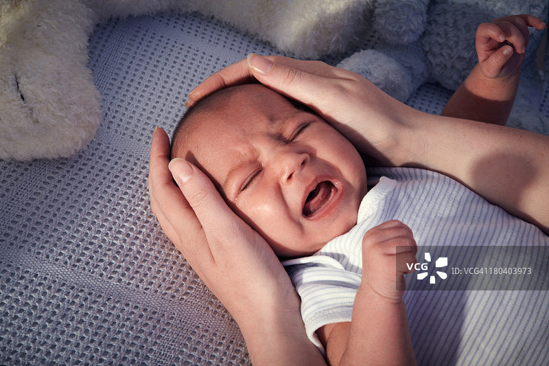 婴儿在婴儿床上哭泣图片素材
