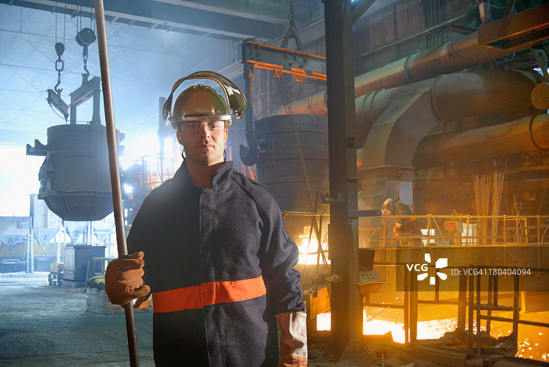钢铁铸造厂身着防护服的钢铁工人肖像图片素材