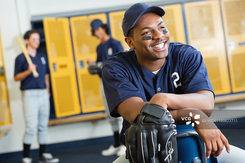 高中更衣室里快乐的少年棒球运动员图片素材