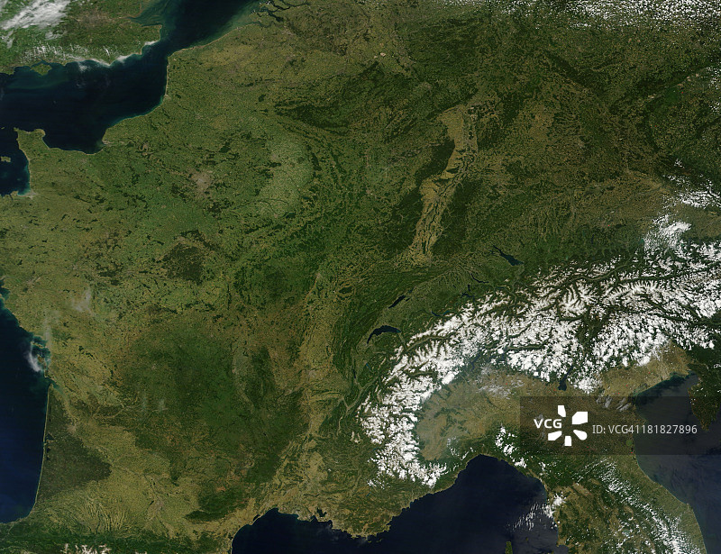2011年5月25日-法国的真彩色卫星图像。在东南方，阿尔卑斯山的山峰被白雪覆盖着。图片素材