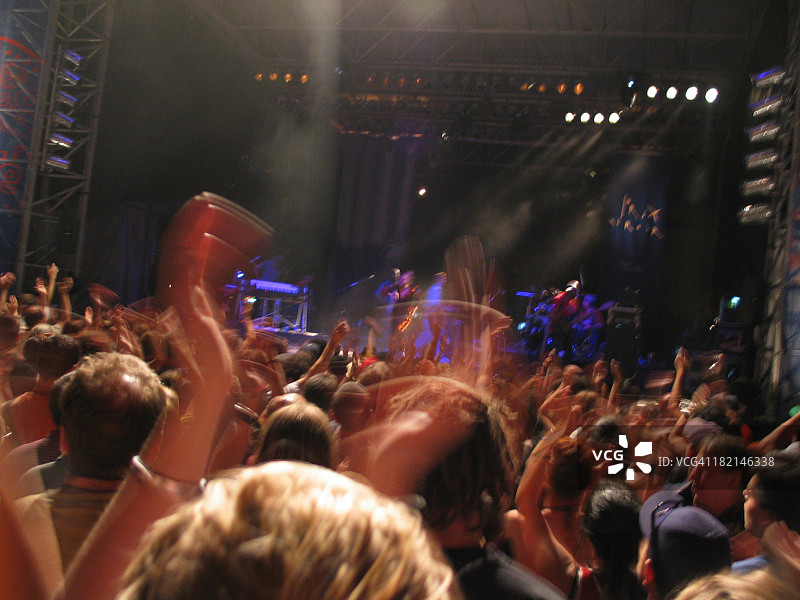 在摇滚音乐会上鼓掌的人群图片素材