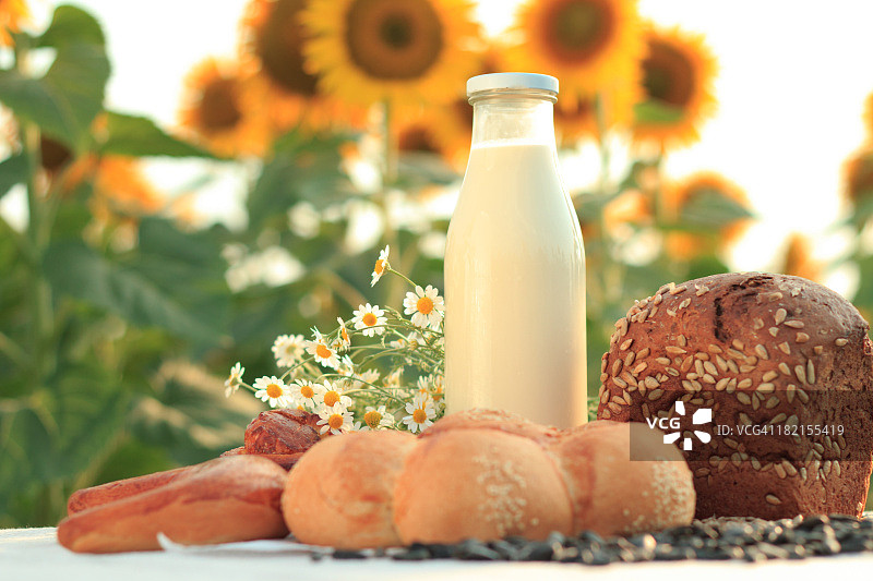 牛奶和面包的自然背景。图片素材