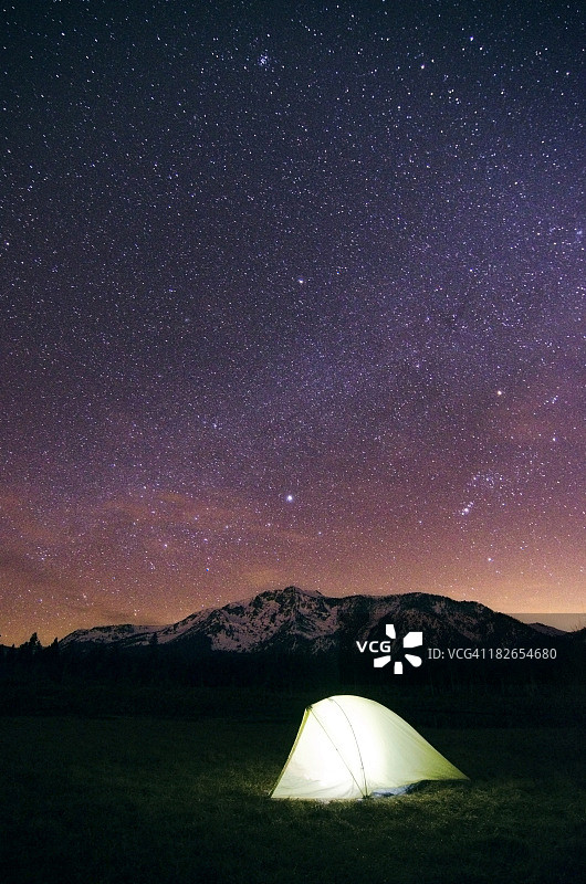 加州塔霍湖塔拉克山下的帐篷在夜晚被星星照亮。图片素材