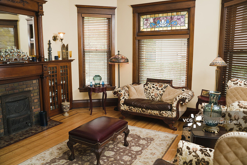 采购产品维多利亚风格的客厅，老式的，古董的家庭住宅室内图片素材