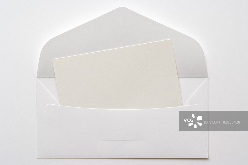 打开白色信封，白色背景空白卡片图片素材