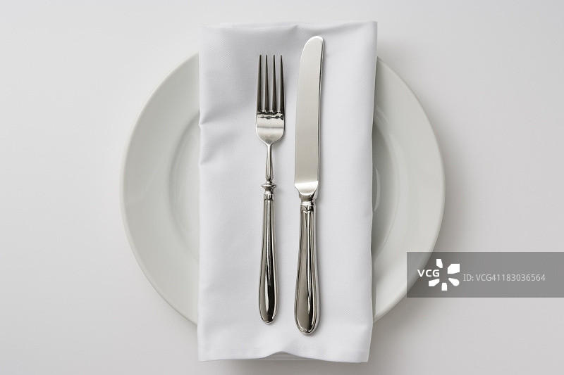 白色背景上盘子和餐具的孤立镜头图片素材