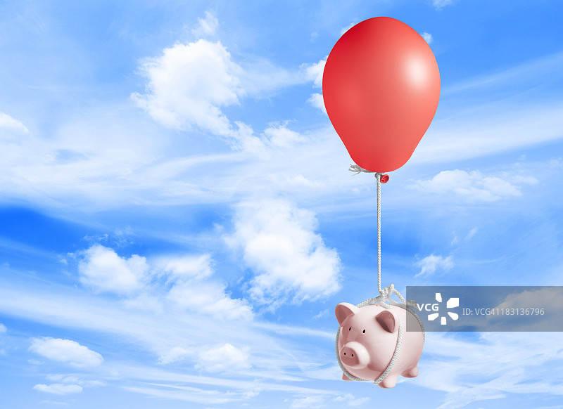 小猪储蓄罐被充气的气球升到空中图片素材