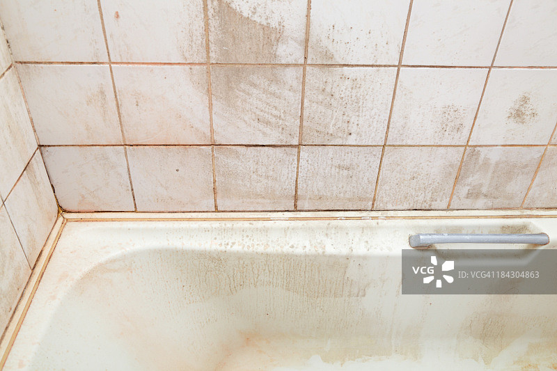 肮脏的浴缸和淋浴瓷砖图片素材