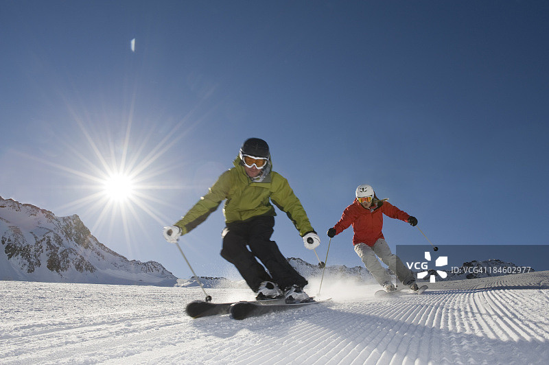 在太阳后面滑雪的人图片素材