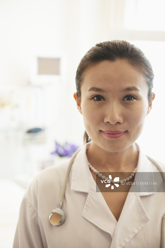 微笑的年轻女医生在医院的肖像图片素材