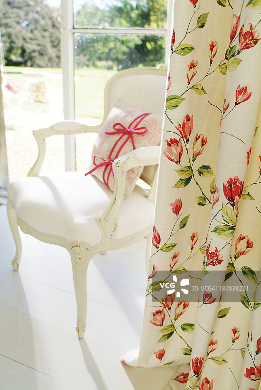 窗中古典正式椅内饰带靠垫。图片素材