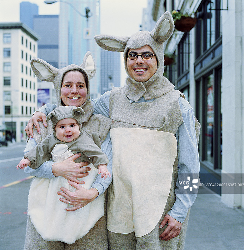 一家人穿着袋鼠服装，西雅图市中心，美国图片素材