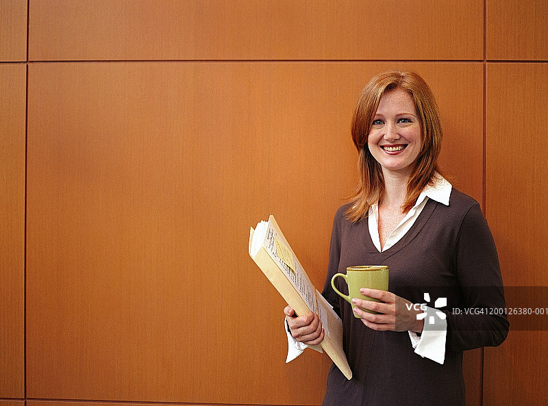女性办公室职员拿着文件和杯子，肖像图片素材