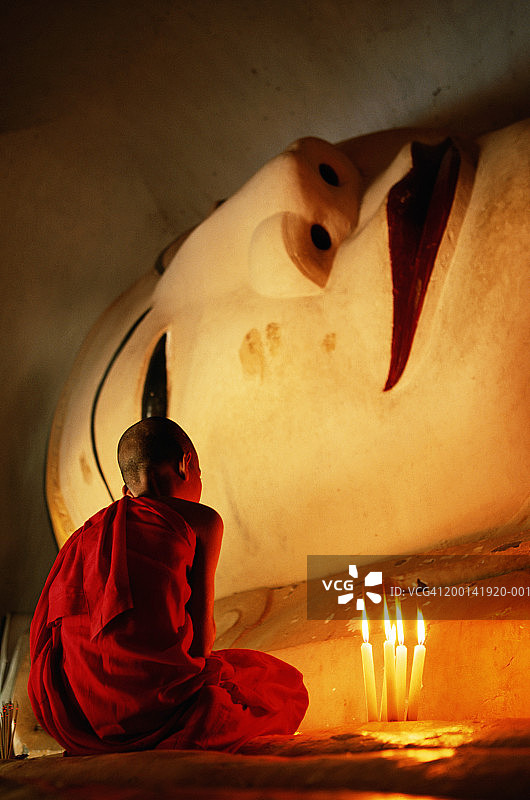 缅甸，蒲甘，沙弥(8-10)在寺庙祈祷，后视图图片素材