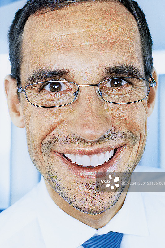 商人戴眼镜，微笑，肖像，特写图片素材