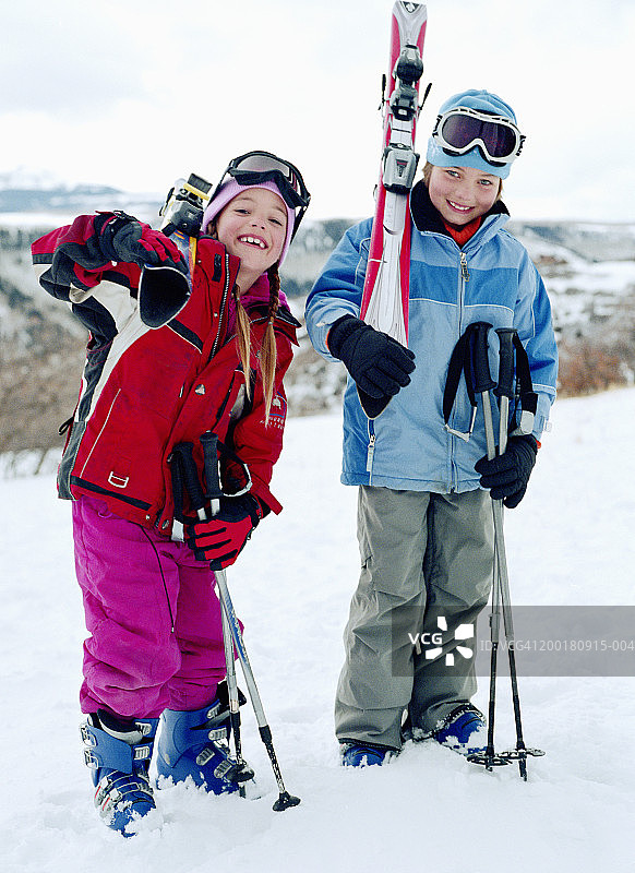 女孩(8-11岁)携带滑雪板，肖像图片素材