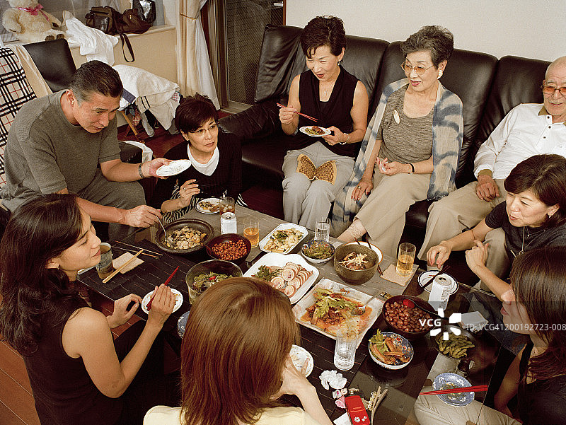 多代同堂的家庭在客厅用餐图片素材