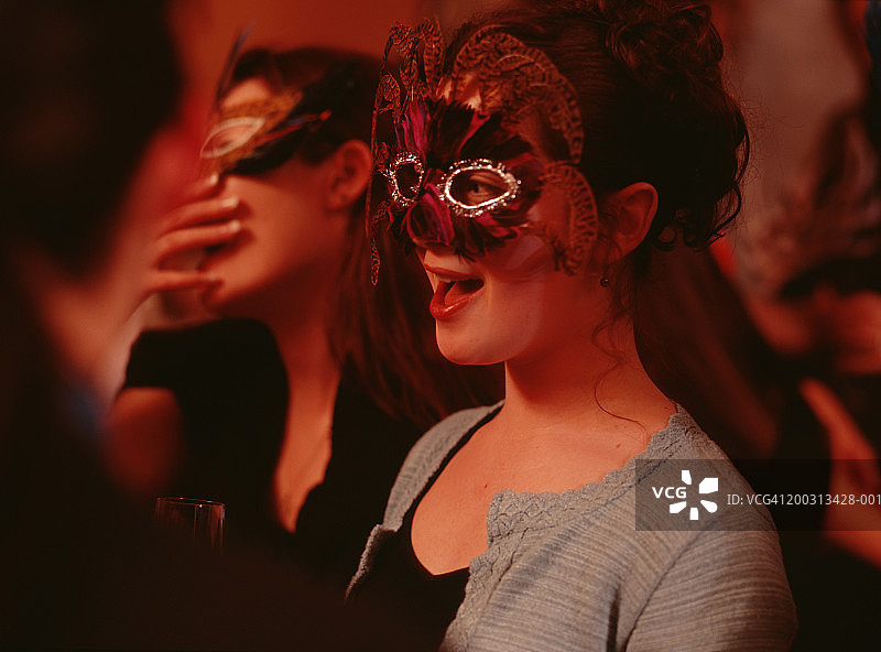 两个戴着面具参加派对的年轻女人图片素材