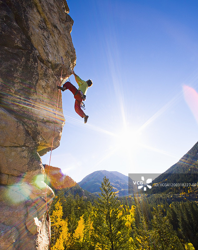 男子攀岩，悬挑，低角度视角(广角)图片素材