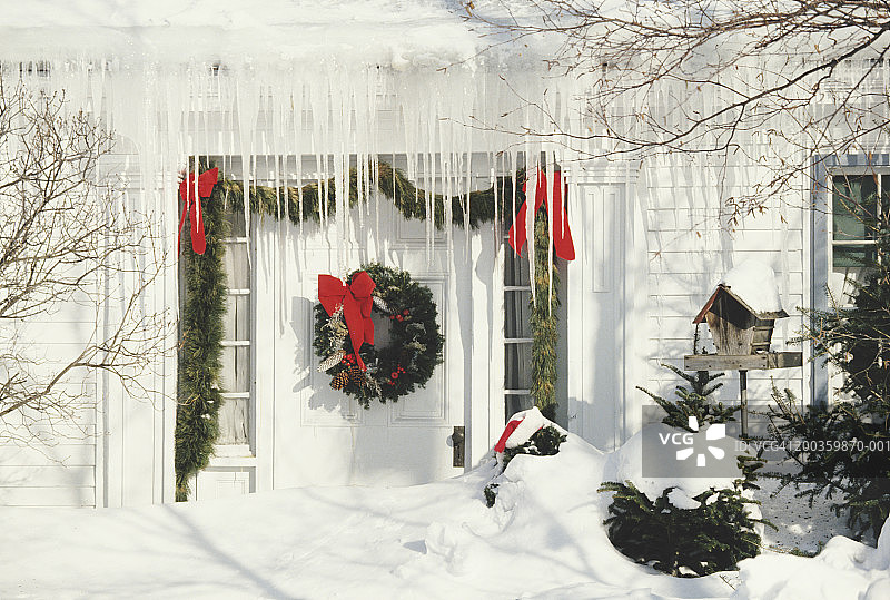 房子前门的圣诞装饰和冰柱图片素材
