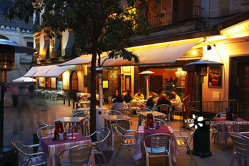 西班牙，安达卢西亚，塞维利亚，老城的咖啡馆，夜晚图片素材