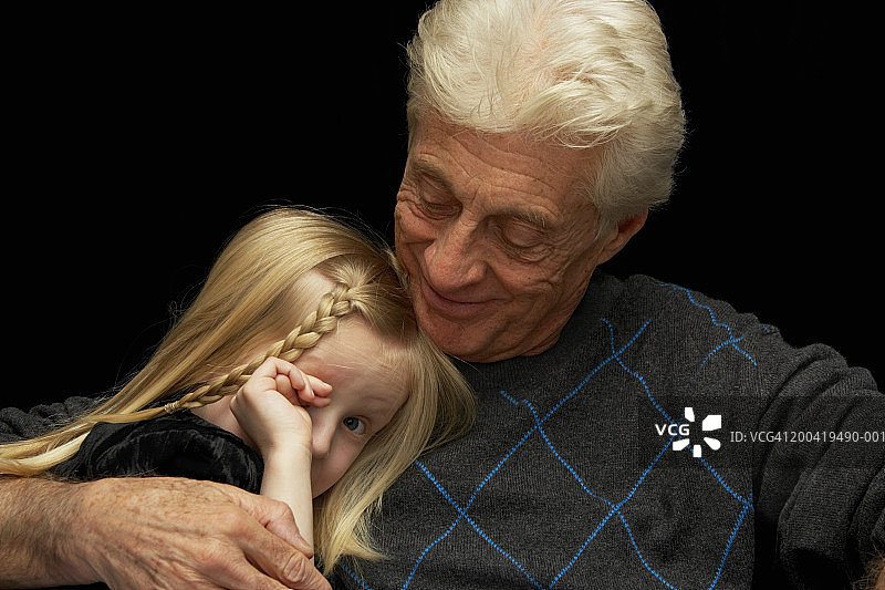 祖父拥抱孙女(5-7)肖像，特写图片素材