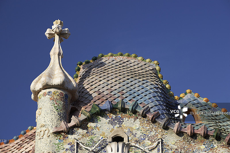西班牙，巴塞罗那，巴特罗之家的屋顶和炮塔图片素材