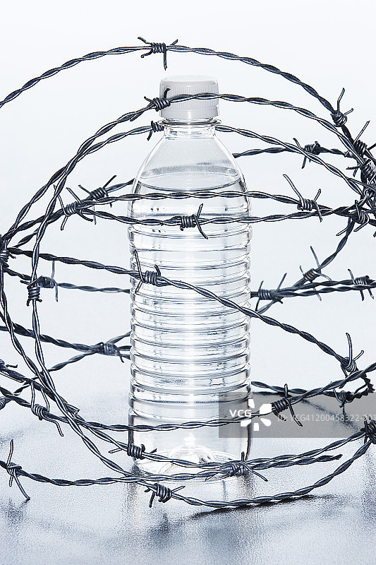 这瓶水周围有铁丝网，特写图片素材