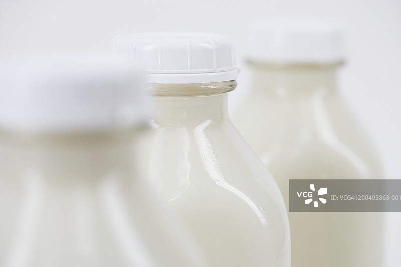 三个牛奶瓶排成一排图片素材