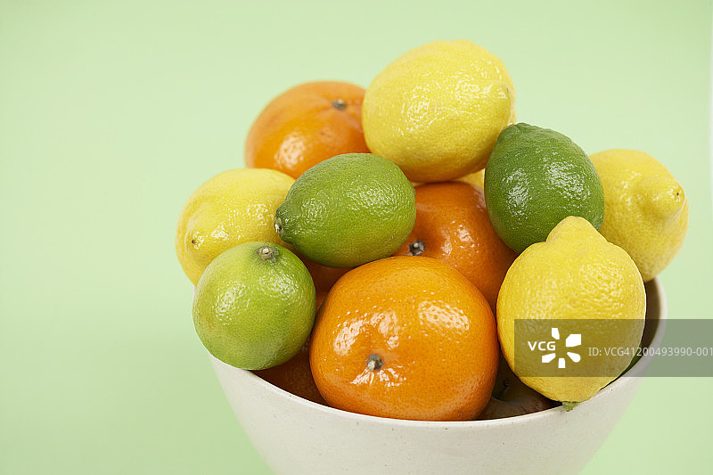 碗里的柠檬，酸橙和橙子，俯瞰风景图片素材