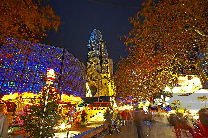 德国，柏林，威廉一世教堂，夜(模糊运动)图片素材