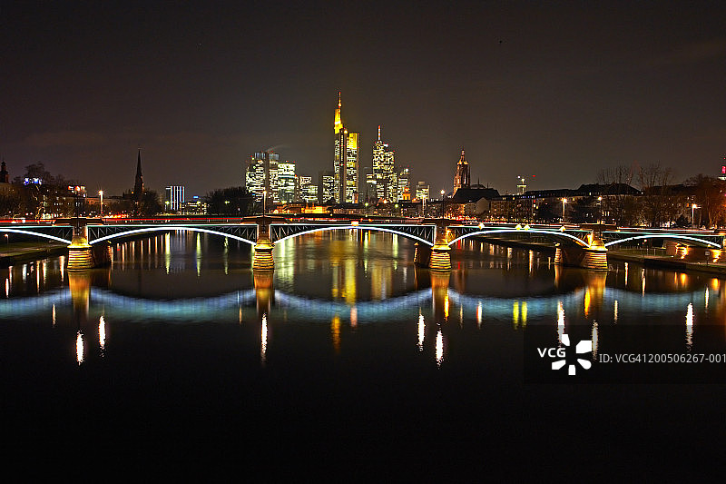 德国，法兰克福，佛洛斯布鲁克大桥和美因河，夜晚图片素材