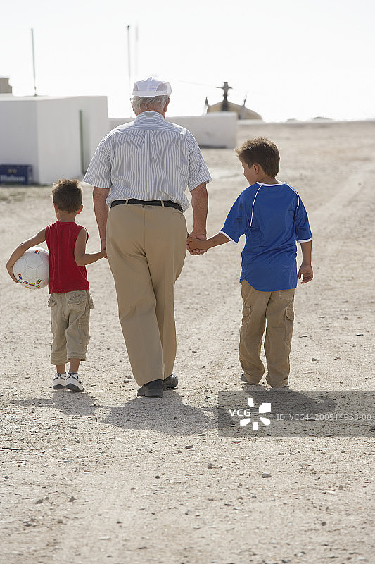 祖父和孙子走在街上(3-8)后视图图片素材