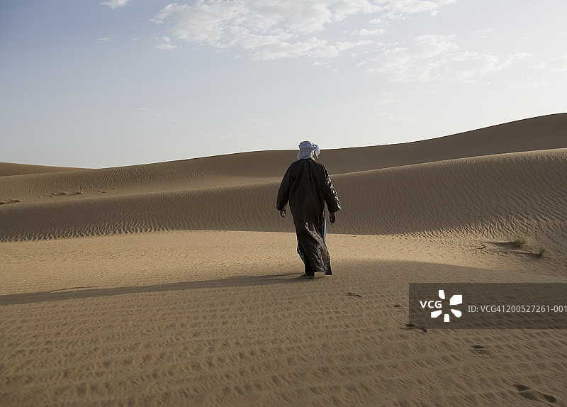 尼日尔，南撒哈拉沙漠，图阿雷格人行走在沙漠中，后视镜图片素材